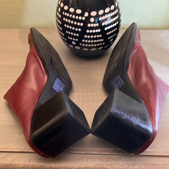 Kenneth Cole REACTION Burgundy Mules Size 7.5 - Picture 4 of 5